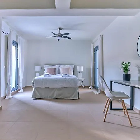 La Waterfront Villa Isterni (Paros)